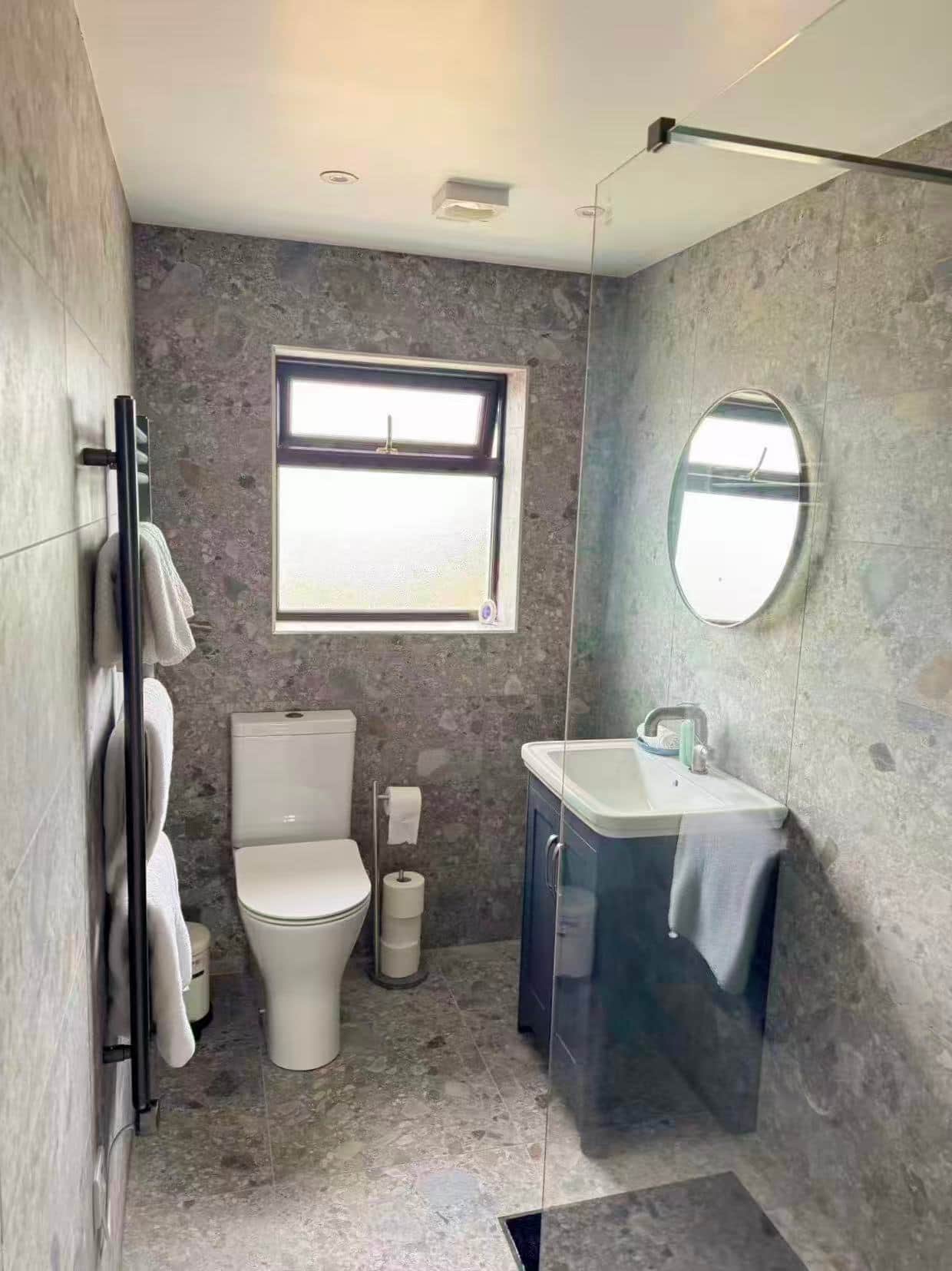 Modern main bathroom with walk-in shower